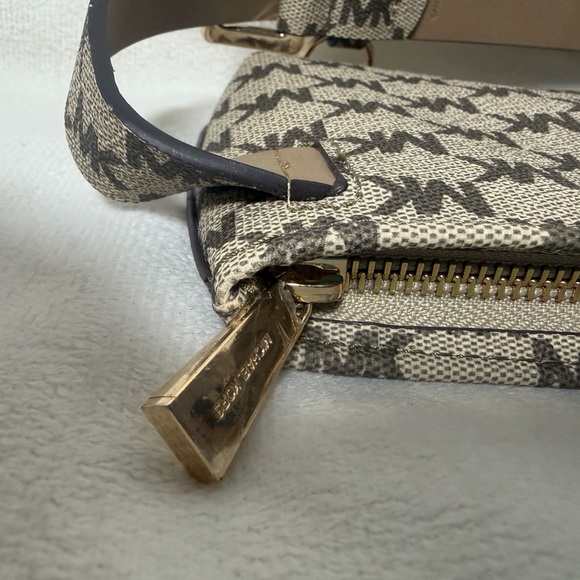 Michael Kors Women's Cream and Tan
Belt Bag - Picture 9 of 14